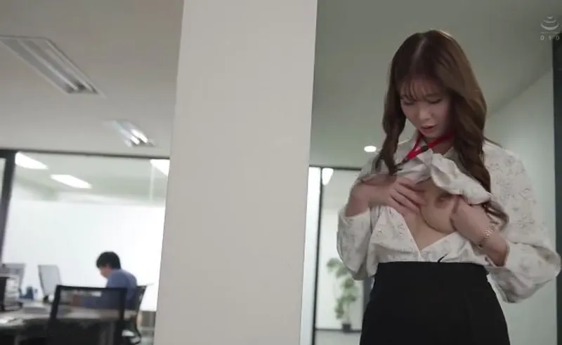 Bí ẩn đằng sau cô nhân viên mặt lạnh lùng, thực chất lại là "nữ hoàng dâm đãng"