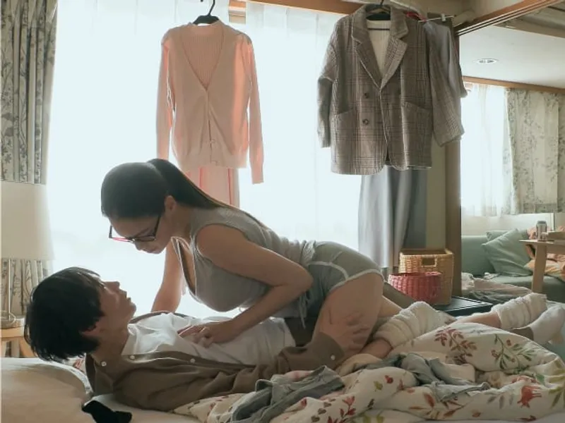 được chị nhà kề bên "an ủi" khi người yêu đi ngoại tình